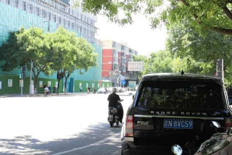 南橫西街 - 位于北京市西城區(qū)牛街地區(qū)的東南側(cè)